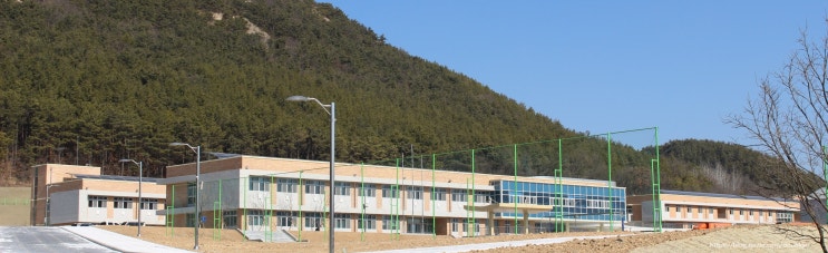  새로 만들어진 황간 '새너울중학교'와 월류교 주변 공사 모습