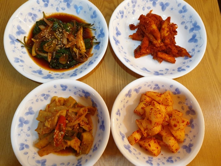 오늘 반찬 몇가지 만들었어요 황태채볶음, 어묵볶음, 깻잎찜, 배깍두기에 된장찌개 끓여 밥 먹었어요