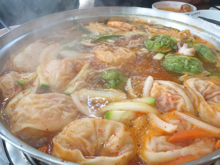  봉담 백청우 칼국수 에서 만두전골 맛있게 먹고왔습니다.