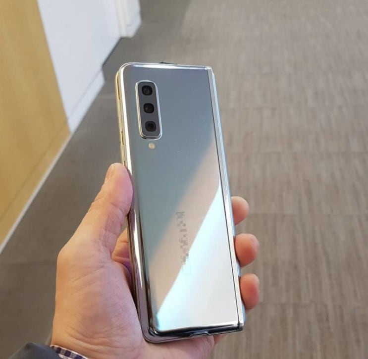 삼성 갤럭시 (Galaxy Fold) 실제 기기 모습/외형/디자인 사진 삼성 갤럭시 (Galaxy Fold) 실제 기기 모습/외형/디자인 사진