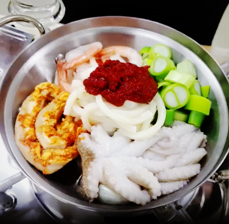  놀부부대찌개 쭈곱새 봄 제철 음식?