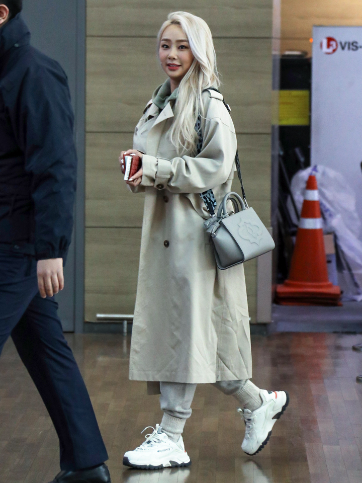  효린 디스커버리 버킷디워커 여자운동화로 매치했네?
