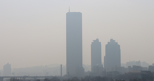  미세먼지 ‘비상저감조치’ 전국 첫 발령...차량 2부제, 주차장 폐쇄 등