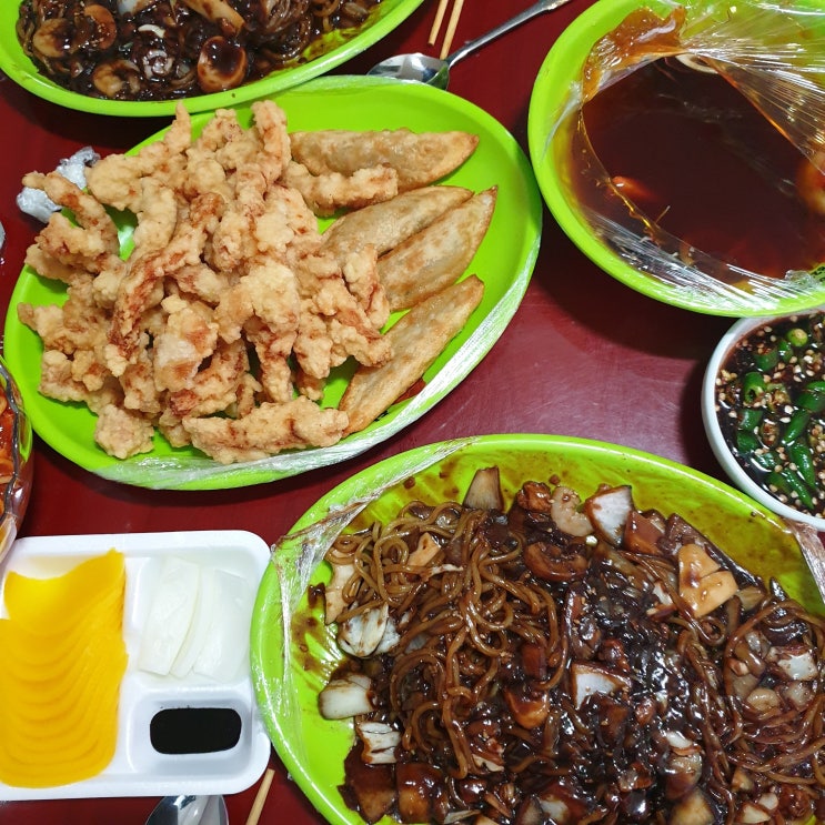  친구네 집에서 쟁반짜장면과 탕수육에 소주 한잔 먹은날이 생각나네요