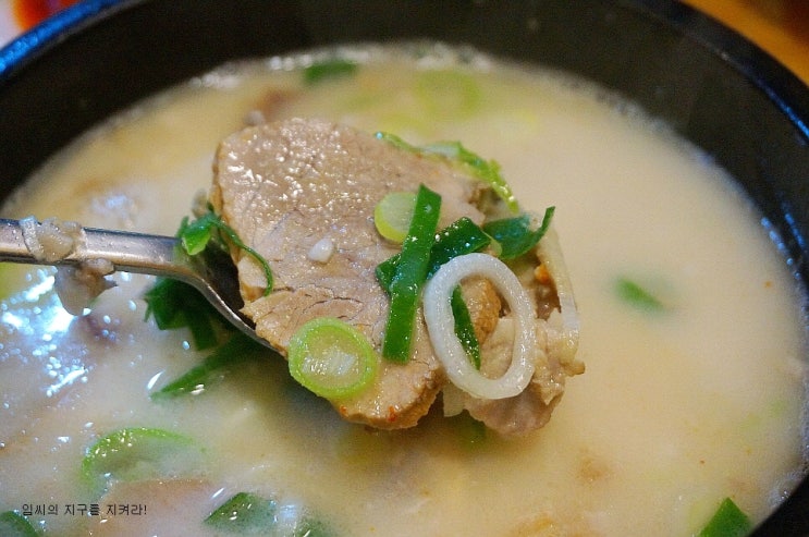  부산 사상 맛집 부전돼지국밥 깔끔한 맛에 무한 국수사리 제공.