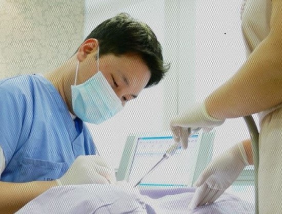  거미스마일 문제를 구강전정술 잇몸성형으로 치료를 받을 수 있습니다.