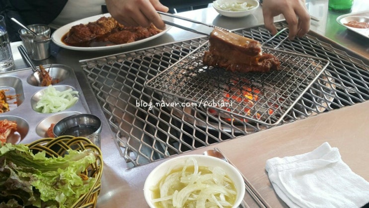  돼지갈비 맛집 있다며 데리고간 곳이  삼광호수갈비