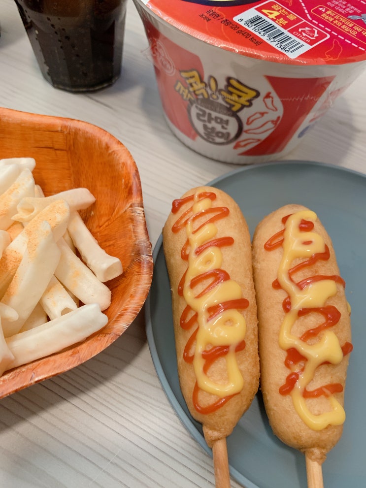  홍대룸카페 데이트 추천 !! 머쉬룸카페 핫도그 라면 아이스크림