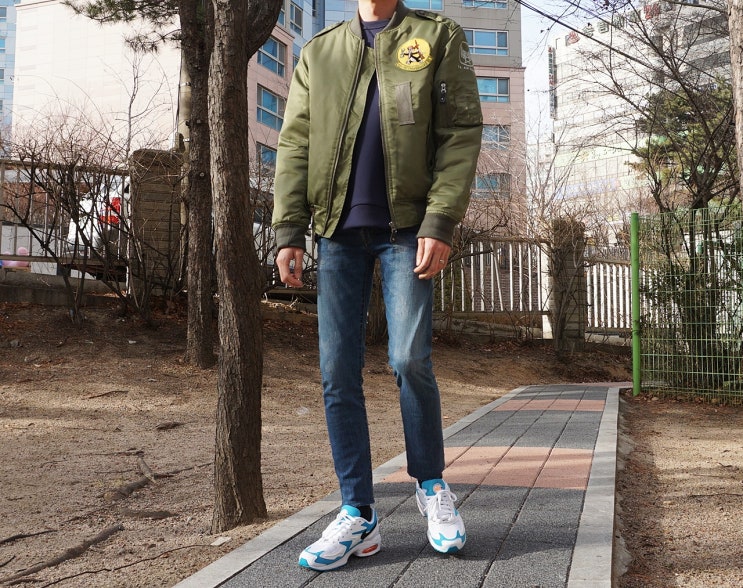  남자 봄 점퍼 캐릭터가 들어가 있어 유니크하네