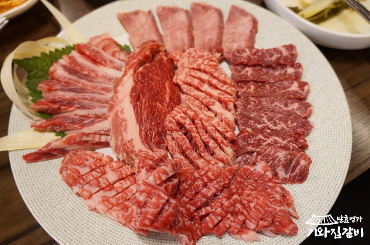고기를 직접 손질하여 제공하는 성북구 맛집 발효명가 기와집갈비