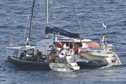 청해부대 28진 최영함,  아덴만에 표류중인 미국과 벨기에 요트 2척 구조