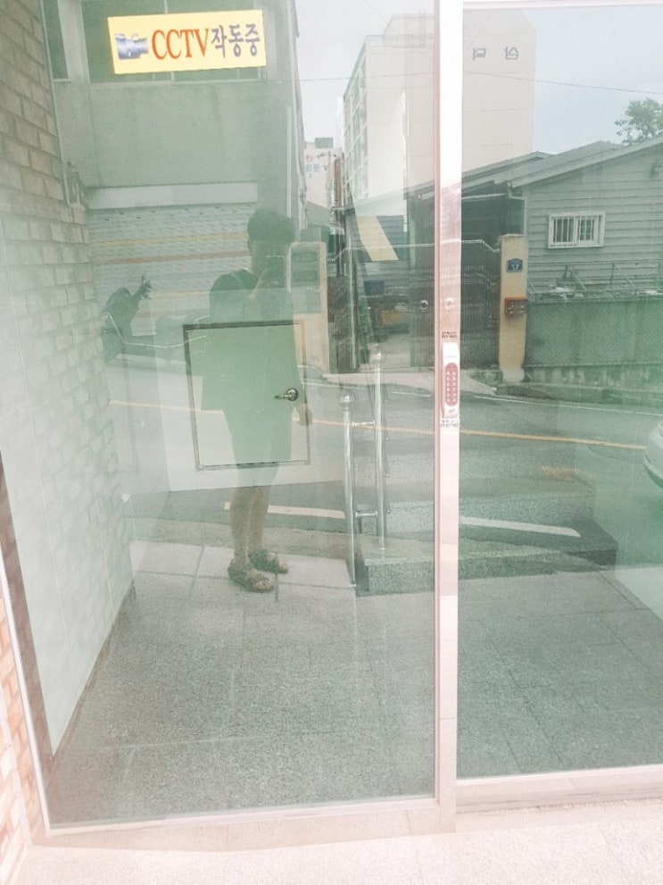 남자 옷 코디 : 검은색 맨투맨 & 남색 반바지 남자 옷 코디 : 검은색 맨투맨 & 남색 반바지