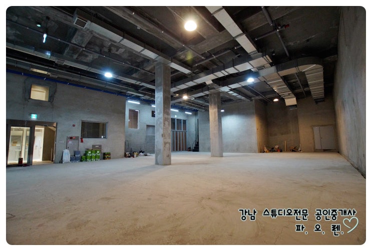 층고4.5미터 신축 초역세권 스튜디오 임대 -  바닥난방 시공, 썬큰입구, 엘리베이터 운행, 화장실4칸, 주차 4대 +@, 실100평 전용면적, 룸1개 + 창고.