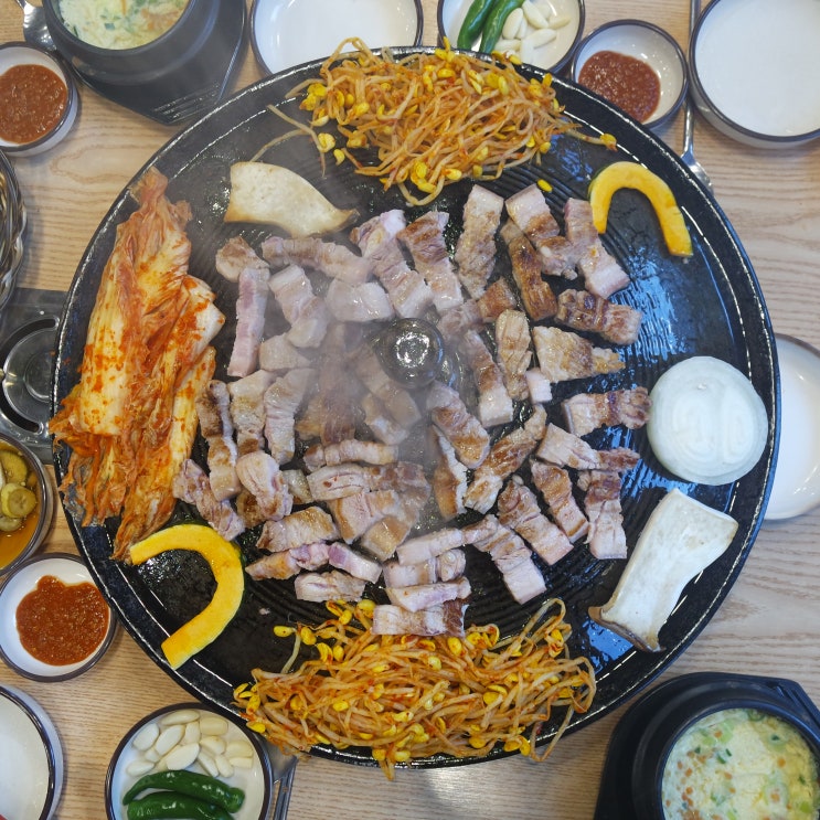  부산 기장 일광해수욕장 맛집 "추바우삼겹살" 솥뚜껑에 구워 맛있오