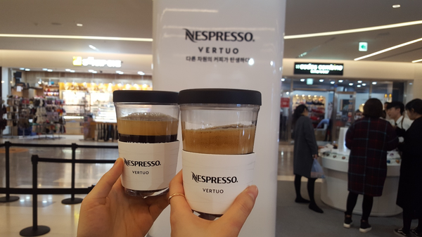 NESPRESSO. 네스프레소 버츄오 머신에서 캡슐커피 추출 및 시음 솔직후기