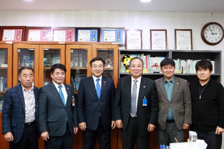  김경호 의정보고 164. 윤호중 더불어민주당 사무총장님을 뵙고, 가평군 도로 현실 충분히 설명 후 도움 간곡히 요청