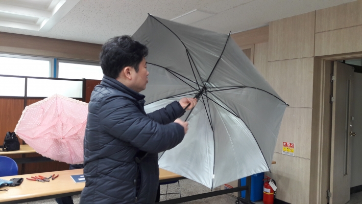율천동 &lt;찾아가는 우산 수리 센터&gt; "고장난 우산, 무료로 고쳐드려요"