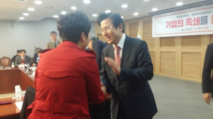  황교안, 이언주 보자 "아이고"…보수통합 불붙나