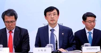 경유값 오를까…정부 "경유세 인상, 미세먼지와 연관해 검토" 경유값 오를까…정부 "경유세 인상, 미세먼지와 연관해 검토"