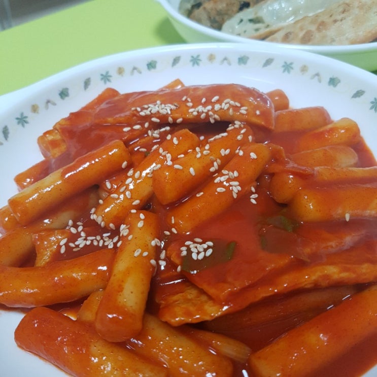  유미의세포들 떡볶이 ) 바비분식 바비떡볶이. 밀떡 + 김말이 + 만두 +자석까지! 완전 저렴하고 양 많고, 맛있고 귀엽고 사랑스러움ㅋㅋ