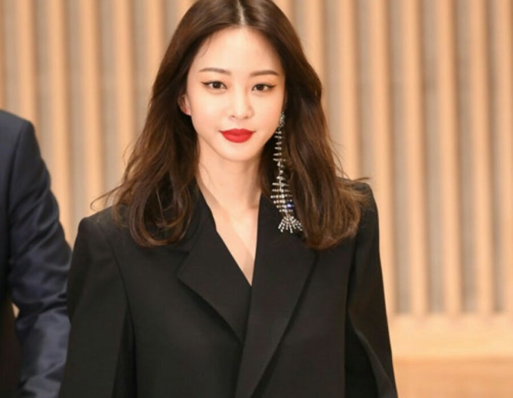 한예슬 빅이슈 제작발표회 패션 핼무트랭 수트와 입생로랑 귀걸이 한예슬 빅이슈 제작발표회 패션 핼무트랭 수트와 입생로랑 귀걸이