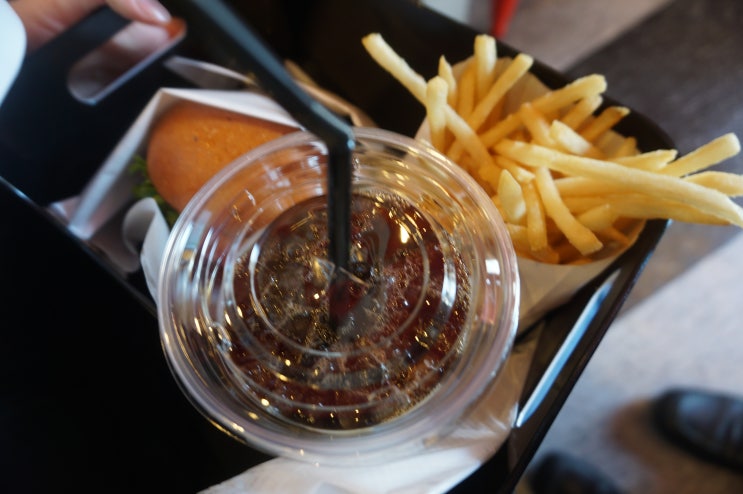  [도쿄 버거] 나카메구로:헨리스 버거-기름진 두꺼운 버거. 네일동 유명. 다이칸야마 맛집