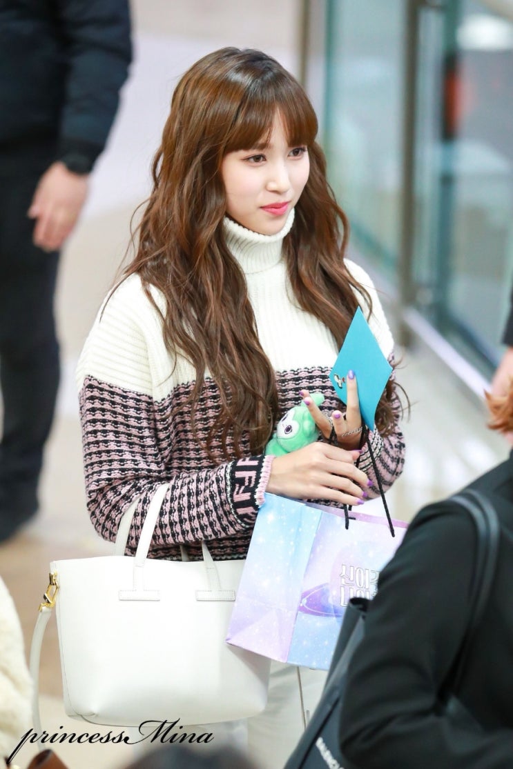 트와이스 미나 Fendi Turtleneck Sweater 네이버 블로그 트와이스 미나 Fendi Turtleneck Sweater 네이버 블로그
