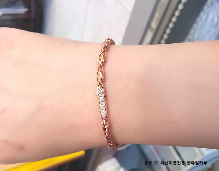 핑크골드팔찌 여성스러움이 돋보여요 ~ 핑크골드팔찌 여성스러움이 돋보여요 ~
