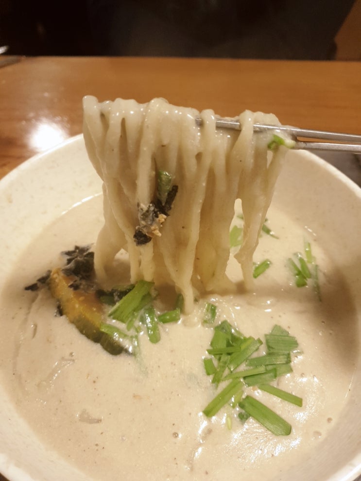  홍대밀방 맛집에서 칼국수와 만두국 먹기