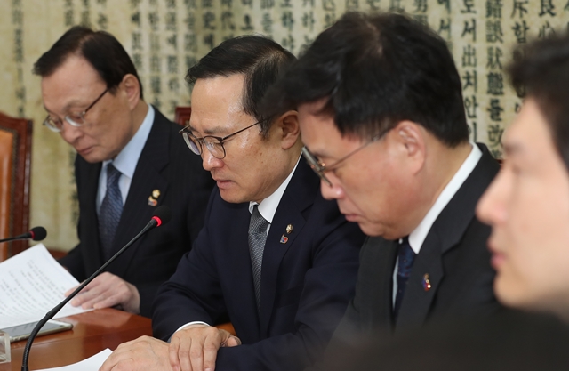  여야, 김관영 연설에 상반된 반응 보여