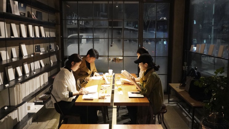  3월 서울 독서모임 #25 당신의 손은 어떤 모험을 기다리고 있을까요? 2주차. 자유롭게 - 질문서점 인공위성 ‘질문이 공전하는 시간’