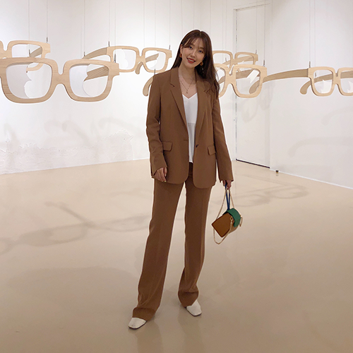  김태리 슬랙스 프론트로우 코디 W컨셉에서 인생핏<3 @ 여자 수트 추천