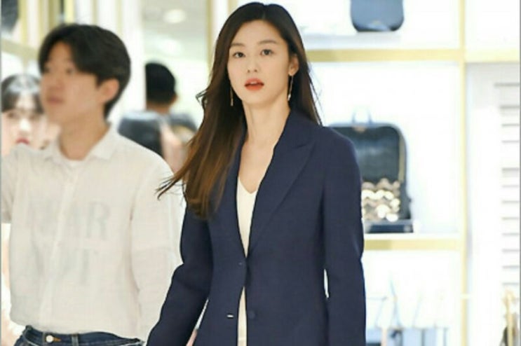 전지현 루즈앤라운지 백화점 행사 뭘 입어도 럭셔리한 아우라! 전지현 루즈앤라운지 백화점 행사 뭘 입어도 럭셔리한 아우라!