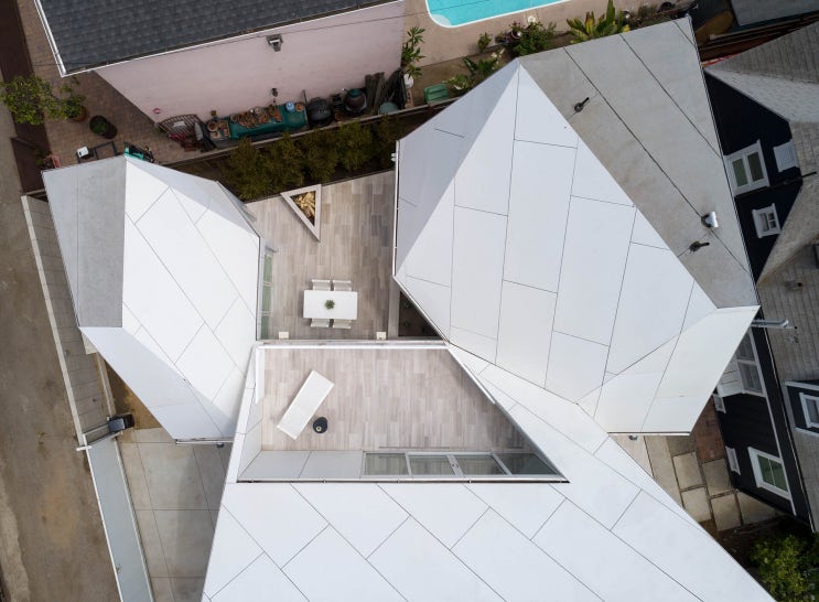 3개의 블럭 조합 구성된 형이상학적 느낌의 현상학적 개인주택 건축
