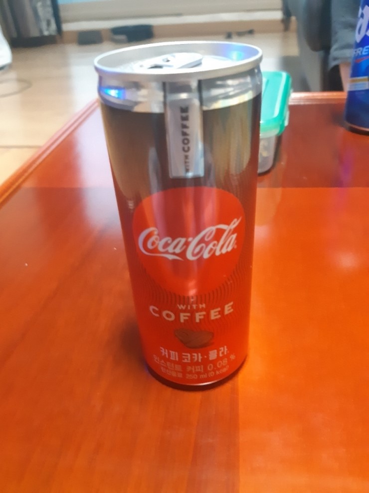  지금까지 이런 맛은 없었다 이것은 콜라인가? 커피인가? 네 커피 코카 입니다