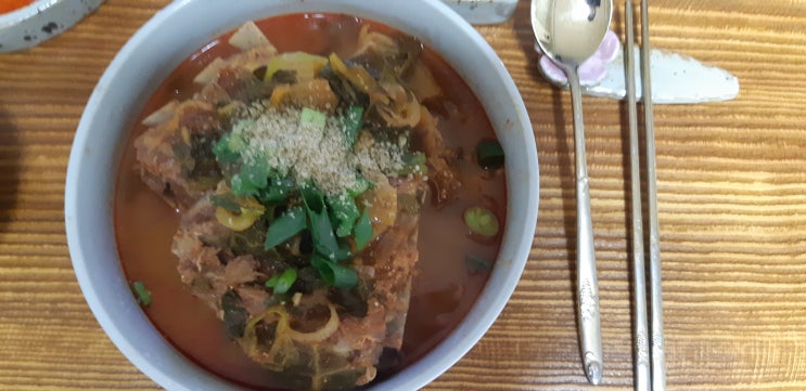 이대조해장국 포장해왔어요.