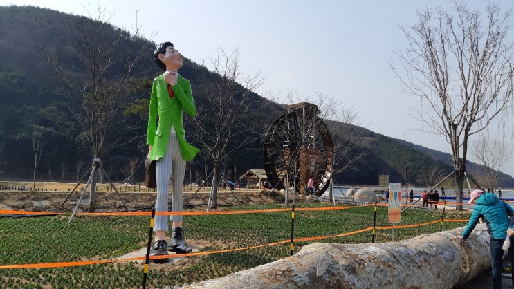  옥연지 송해공원을 찾았다가 발 다쳤어.