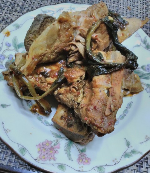  뼈다귀찜. 김치만 있음 쉬워요.