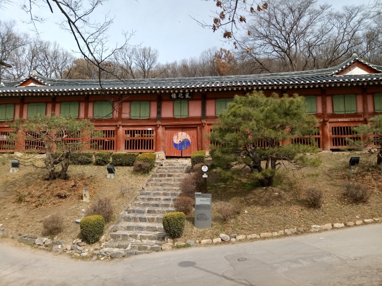  비봉산 입구에 있는 안성향교는 외삼문 대신 풍화루가 맨 앞에 보였습니다.