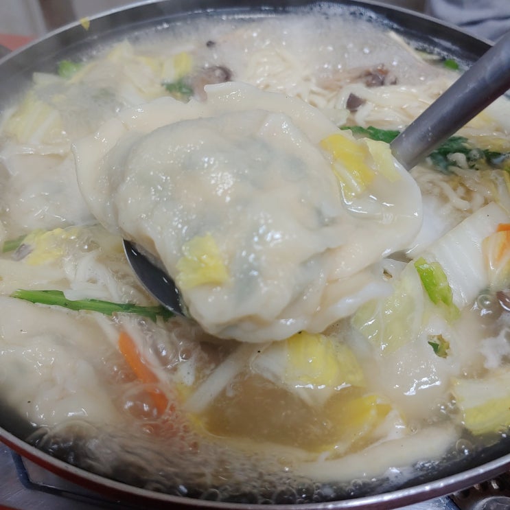  망원동(마포구청) 뜨끈한 국물이 생각날 땐 이북식 손만두 전골! 만나식당