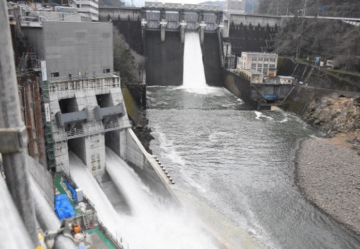 에히메 가노 강 댐에서 새 방류 시설이 완성 서 일본 호우로 범람 굉천 상류