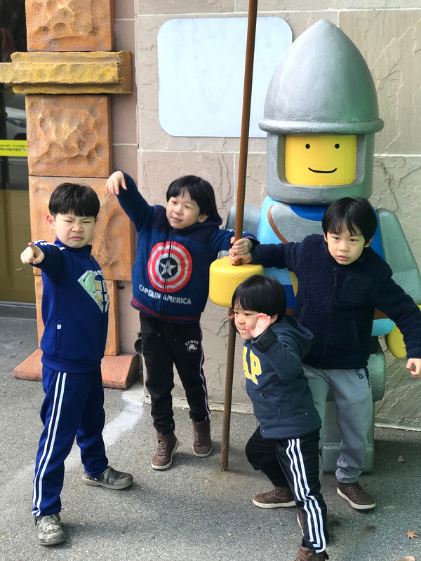 삼형제와 친구들. 삼형제와 친구들.