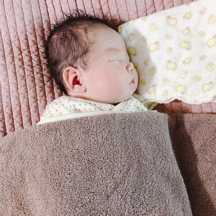  생후 50일까지의 육아 일기(육아팁 : 알갱이변, 변비, 설사, 신생아 두피 태지, 태열 관리, 시카케어, BCG, B형간염 주사)