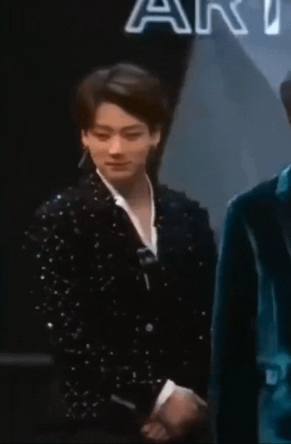 [방탄소년단 갤러리]정국이가 메이크업 할때 눈물이 나올때 대처법.gif