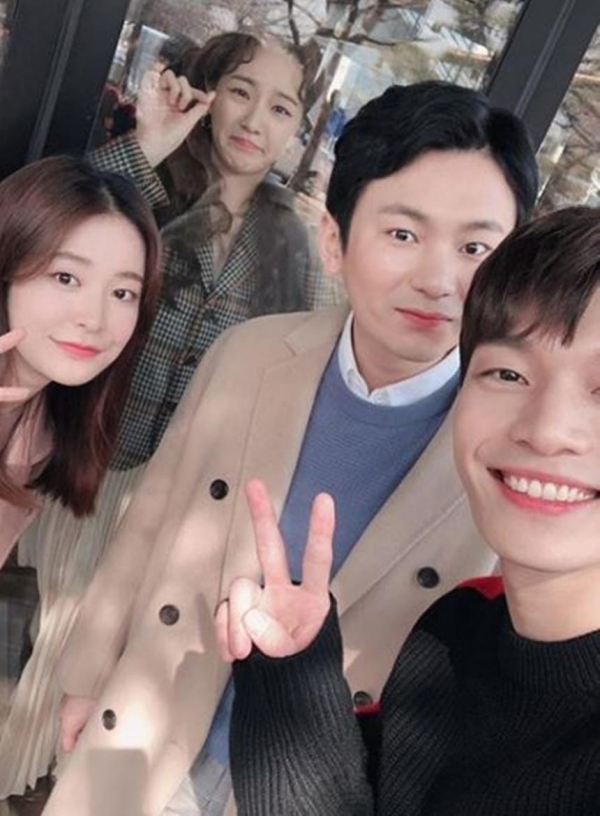  강기둥, 로맨스는 별책부록 정유진-위하준-박규영과 함께 찍은 셀카보니? "훈남의 정석"