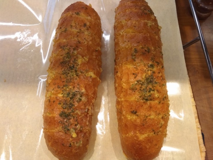  부산대 맛집 빵집 살롱드보네(이흥용과자점)에서 마늘빵, 부메랑빵, 치즈크로켓 사먹고 왔어요