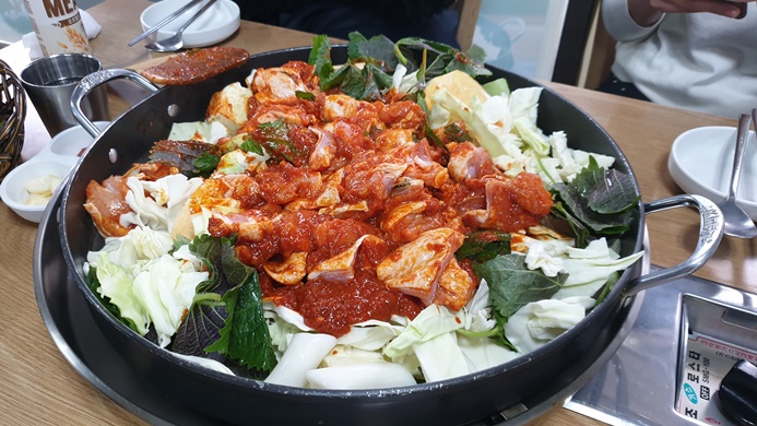  [오근내 3 닭갈비] 효창동 - 다소 얌전한 느낌의 철판 닭갈비