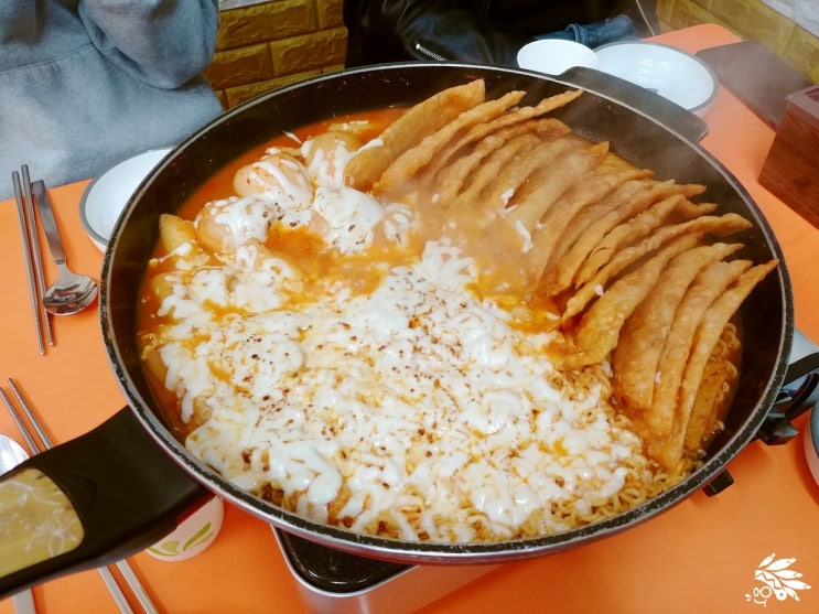  영진전문대 단짝 즉석 떡볶이:납작만두 들어간 떡볶이라니!?