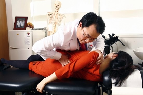 한의원 추나(推拿)요법 건강보험적용, 과잉치료 걱정된다 - 남영진의 청호칼럼 한의원 추나(推拿)요법 건강보험적용, 과잉치료 걱정된다 - 남영진의 청호칼럼