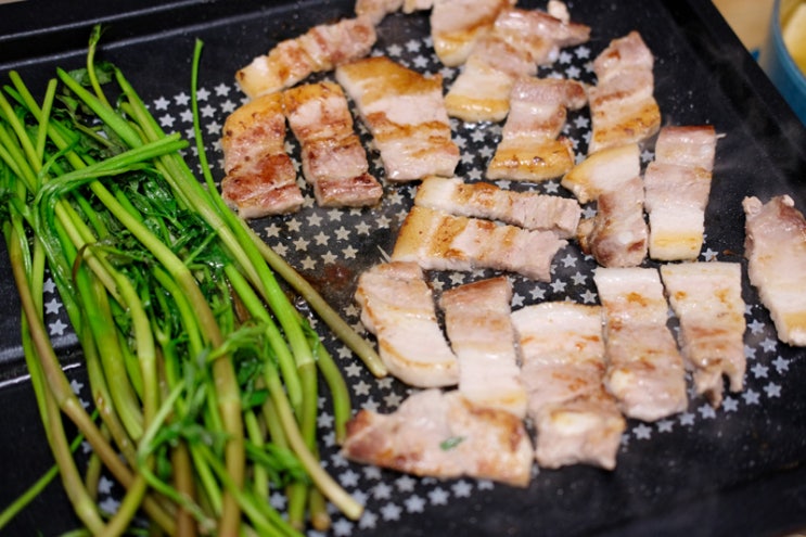  미나리 삼겹살 파티로구나~~~